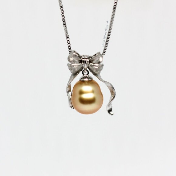 Elegant Golden South Sea Pearl Pendant Necklace